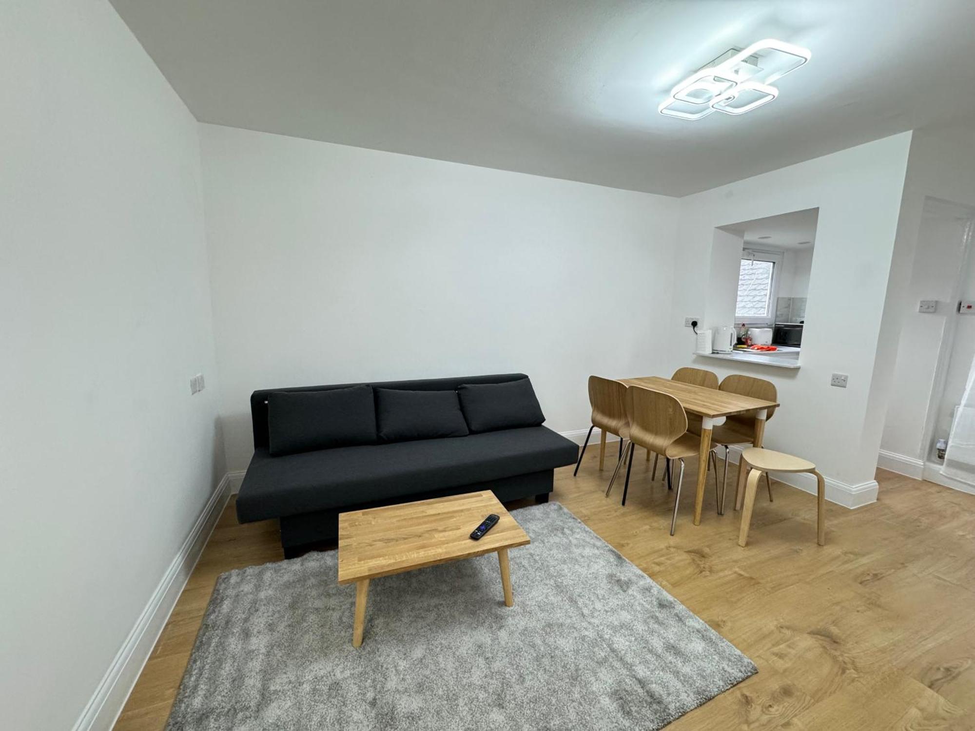 Newly Refurbished 2bd Flat Close To Excel
